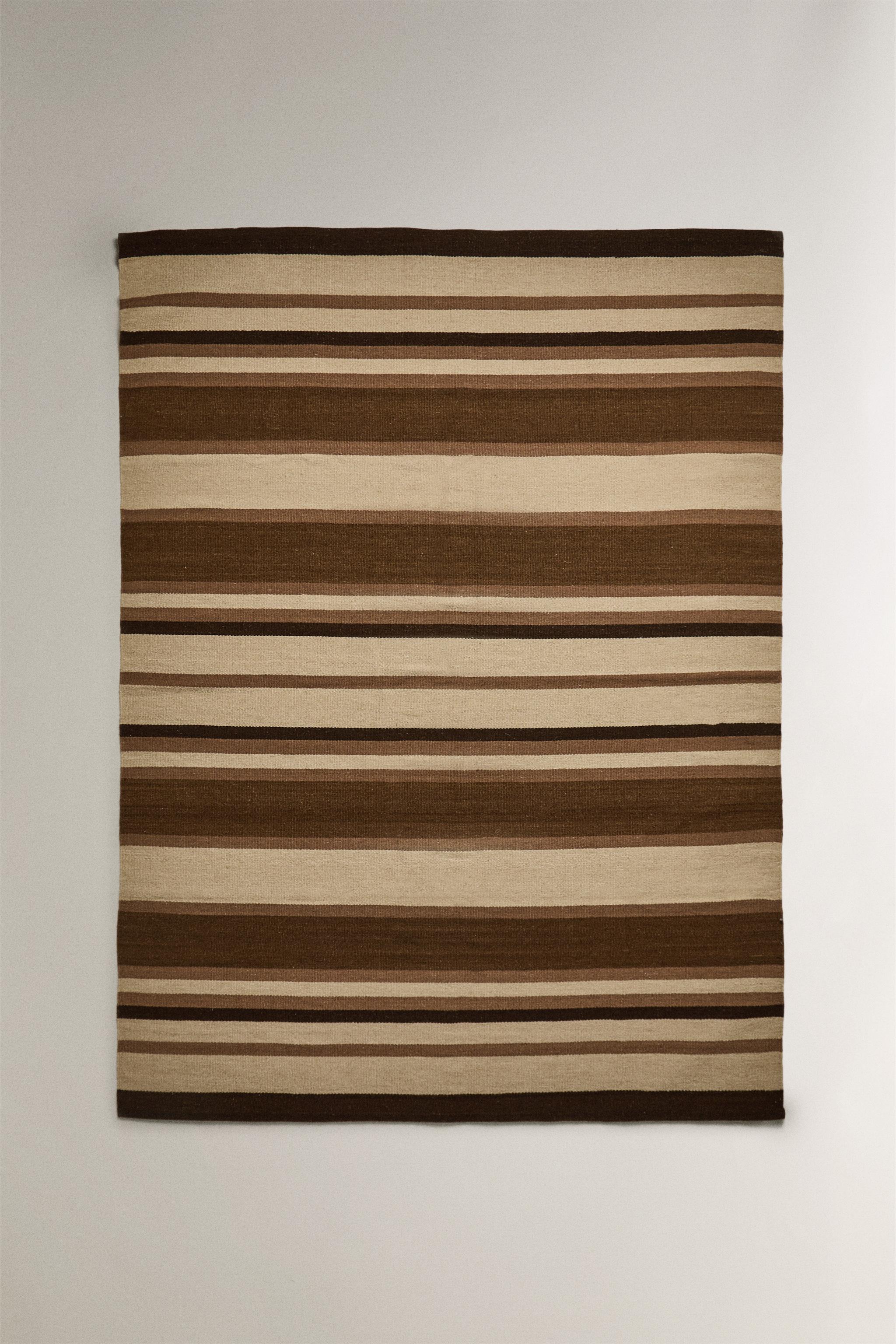 RUG WITH CONTRASTING STRIPES